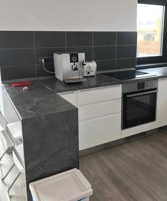 Mobila Decorama bucatarie 3.1m x 2.2m cu bar, MDF alb lucios + chiuveta compozit gratis