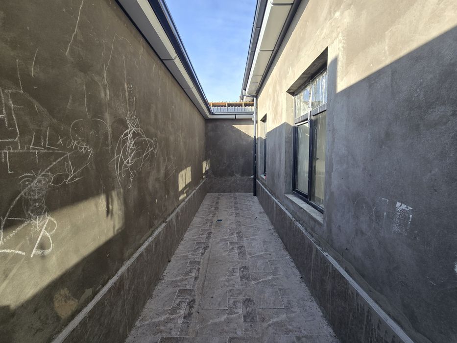 Xasanboyda 3 sotu 5 xonali hovli uyimiza sotiladi