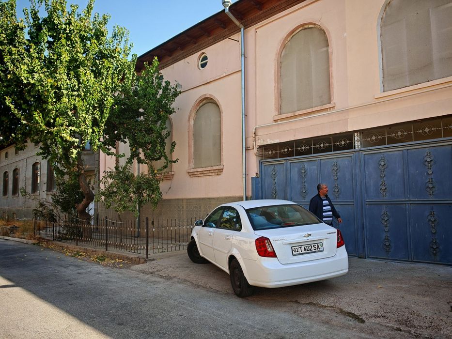 Nazarbek-Xarakat. Remont talab mustahkam hovli sotiladi