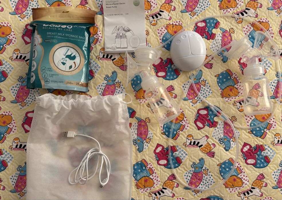 Молокоотсос и пакеты для хранения молока