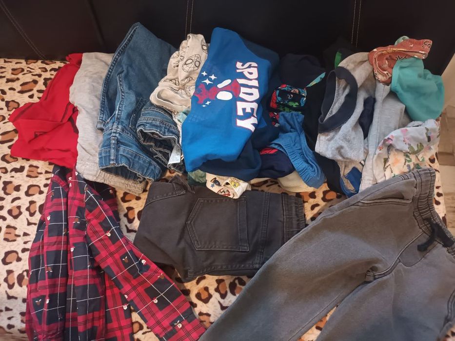 Donez haine băiat 3 / 4 ani