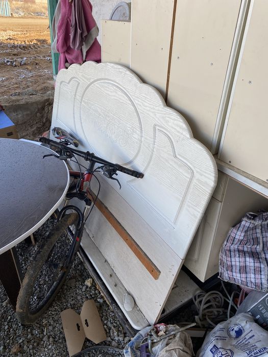 Срочно продам кровать стол Кухню