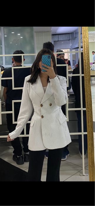 Приталенный белый пиджак