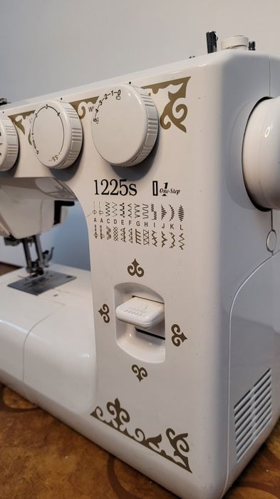 Продам швейную машинку Janome