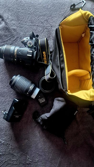 Цифров фотоапарат NIKON D3200 с два обектива , сенник и чанта