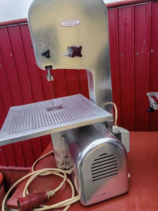Se vând două fierăstraie de taiat oase.4500 lei bucata.
