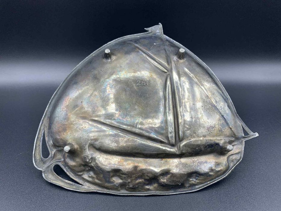 Арт деко метална чиния / пепелник с ветроход -1920–30 г.