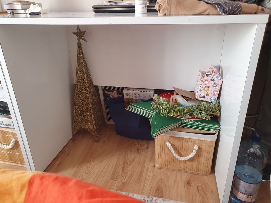 Două birouri albe