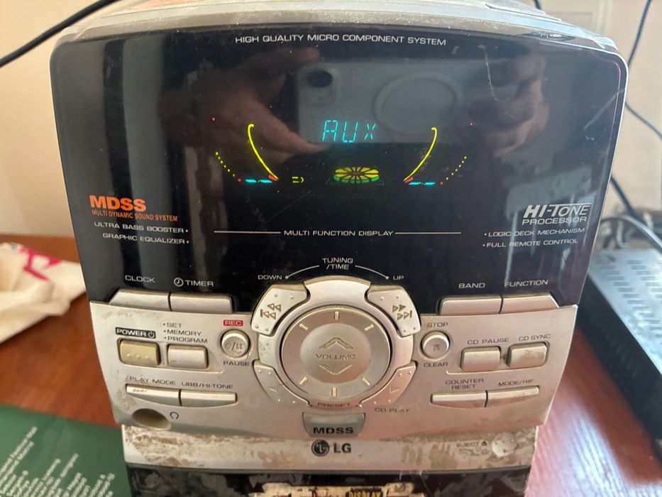 Музыкальный центр LG с колонками (CD / AUX / радио)