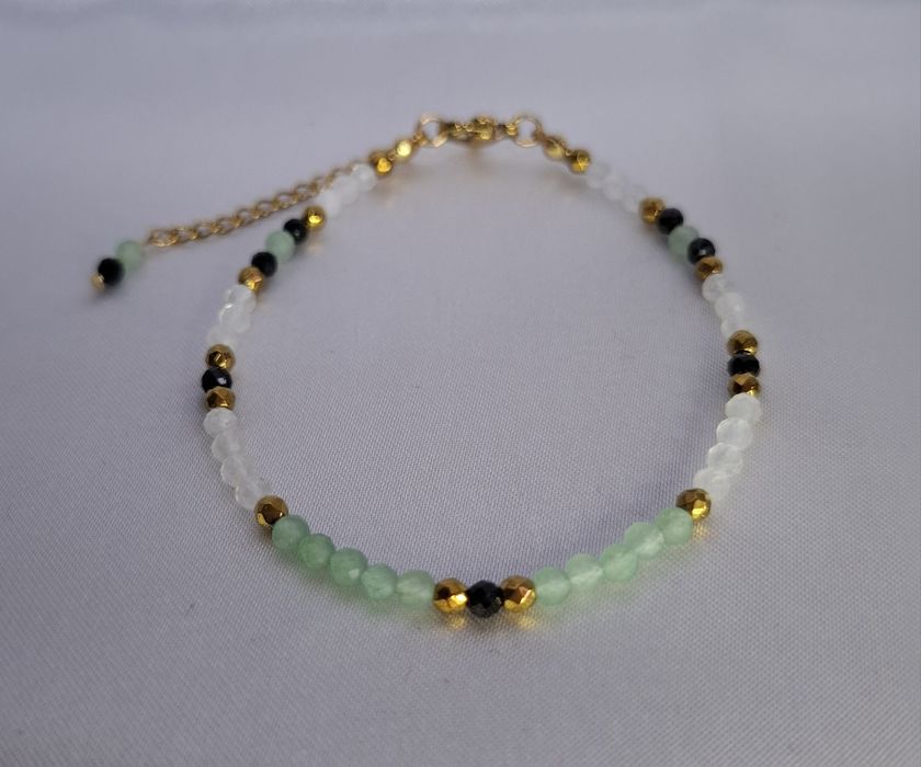 Гривни от естествени камъни