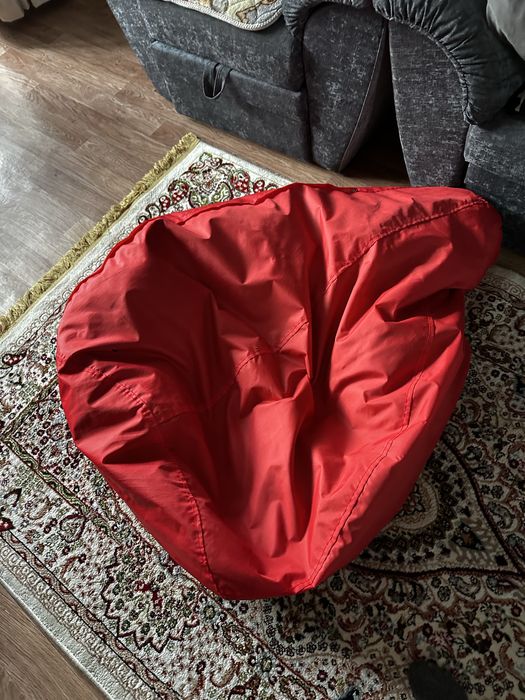 Продам пуфик красный удобный