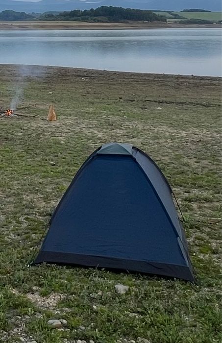 Двуместна палатка 200/140/105 см, 10 евро.