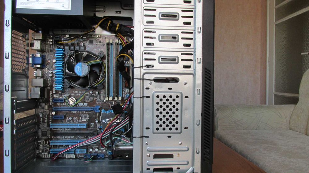 Четириядрен компютър с Intel i5 и Windows 11