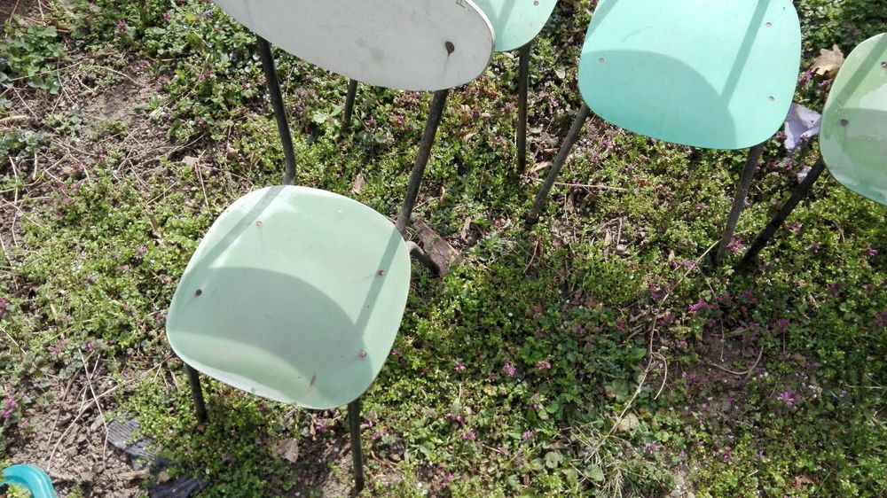 Пластмасови столове с метална конструкция