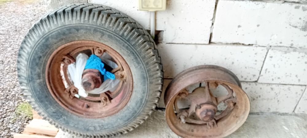 Cauciucuri și genți de vânzare 1200 lei Bucata