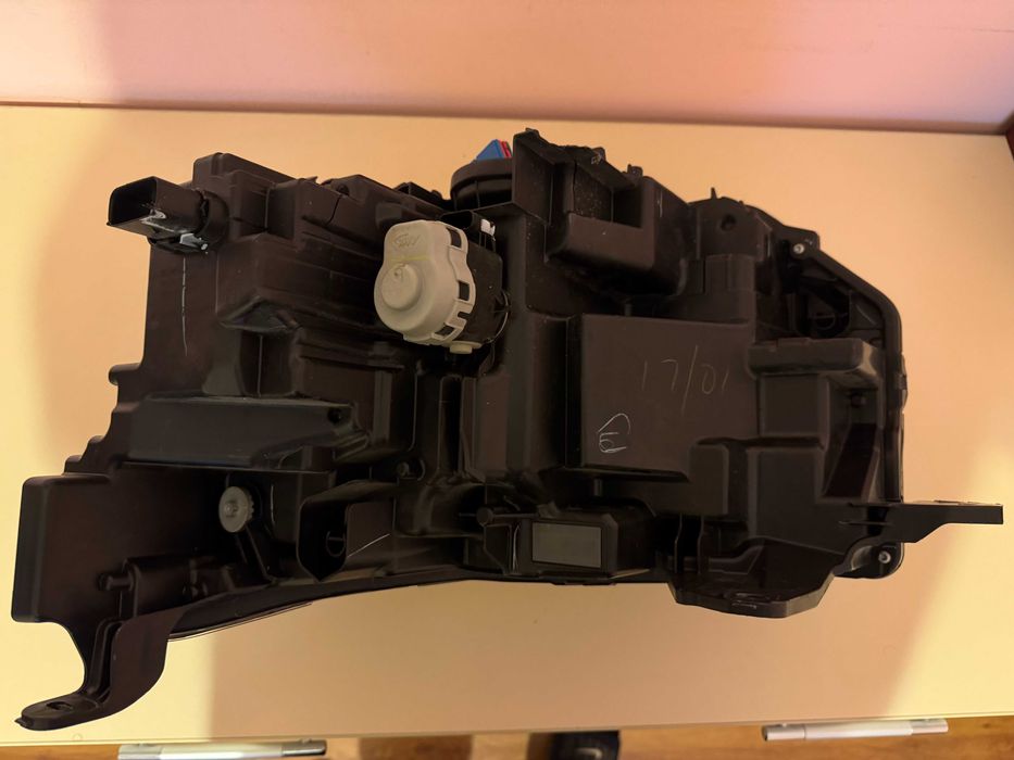 Оригинален десен фар за VW Amarok 2022-2025 IQ.Light (N1XB13E016DE).