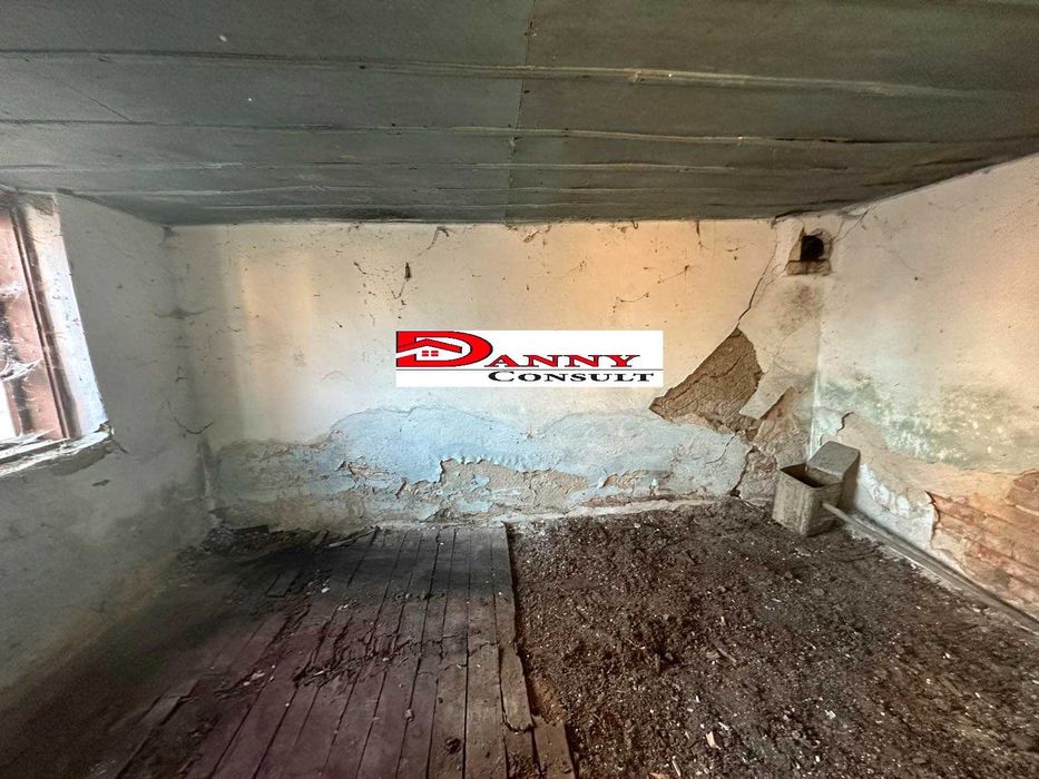 Стара къща с двор и кладенец в с. Горски Сеновец