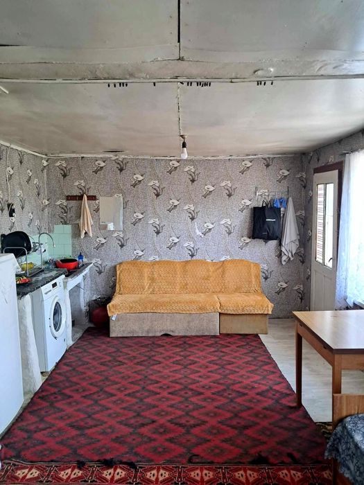 Двуетажна тухлена къща в село Лозен, общ. Стражица