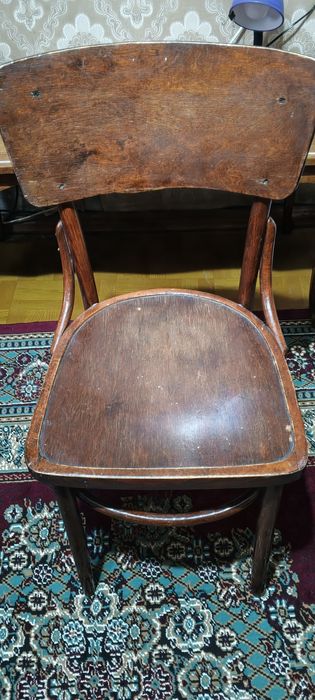 стулья  деревянные.