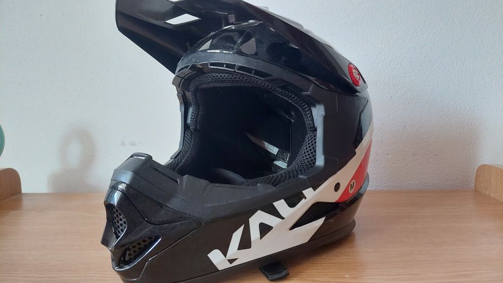 Vând casca  kali noua