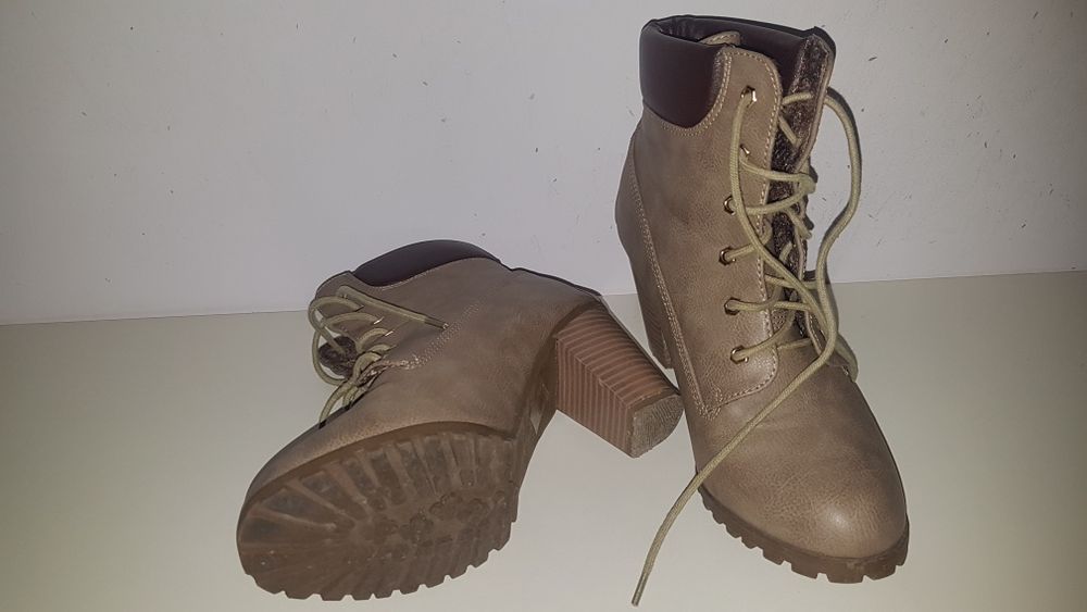 Дамски боти с ток.