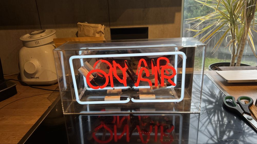 Neon On Air cu tuburi fluorescente (nu LED)