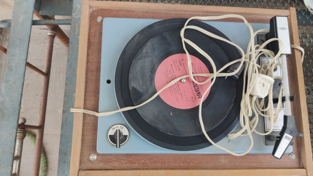 Продам проигрыватель пластинок и радиоприемники