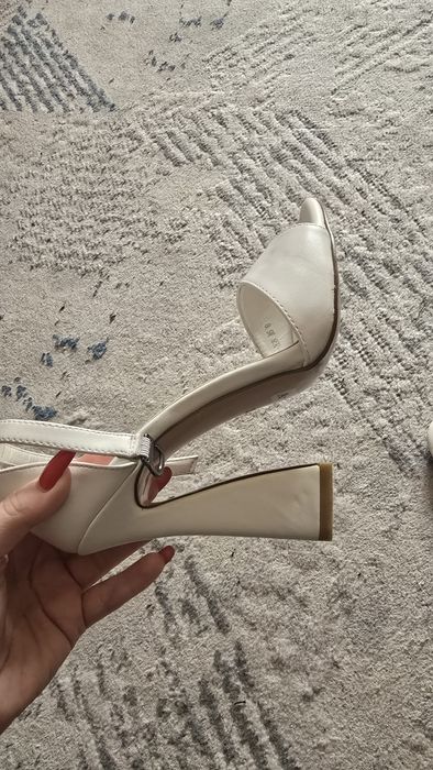 Продам босоножки..