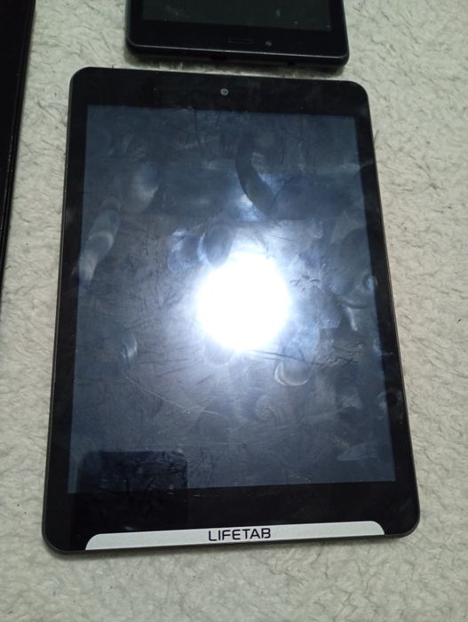 Vând 3  Tablete 1 telefon 1 notebook pentru piese