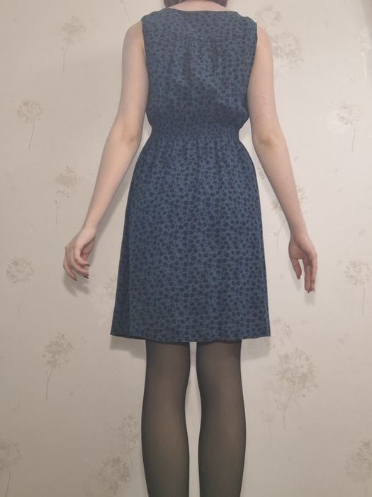 Зелёное платье с цветочным принятом, б/у