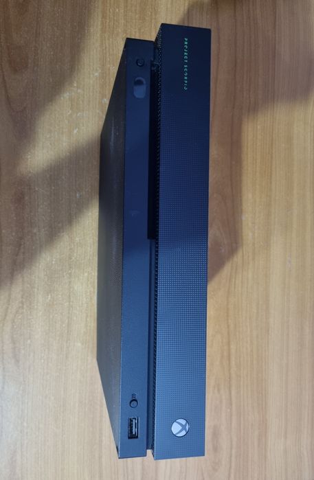 Vând un Xbox one x de un 1Tb