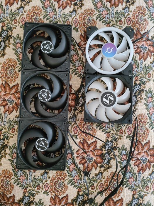 Vand pachet format din 5 ventilatoare 
-3 ventilatoare arctic p12
-1 v