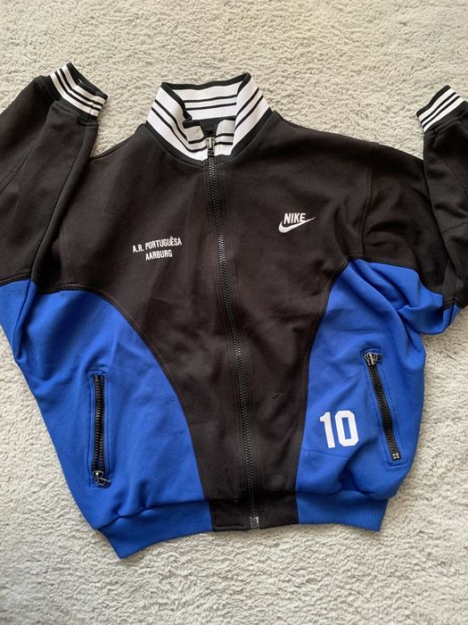 geaca Nike.