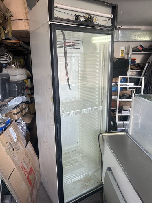 Продам холодильник витринный