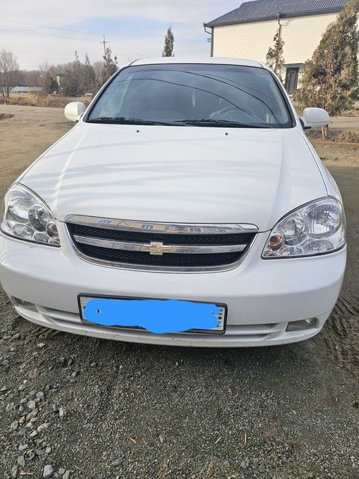 Lasetti 1.8 sotiladi