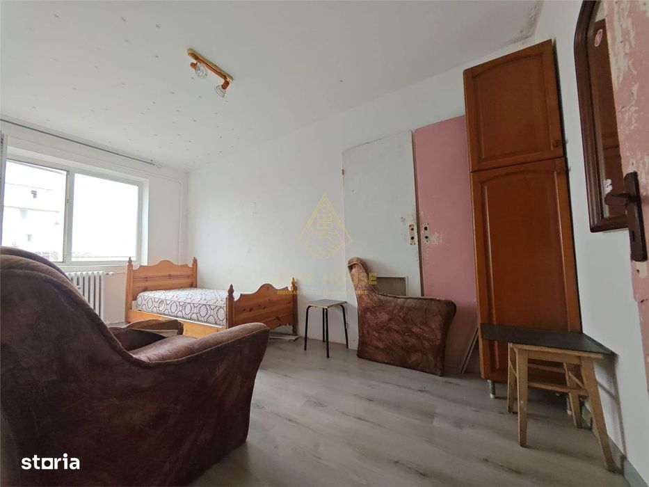 Apartament cu 3 camere de vanzare, zona Milcov
