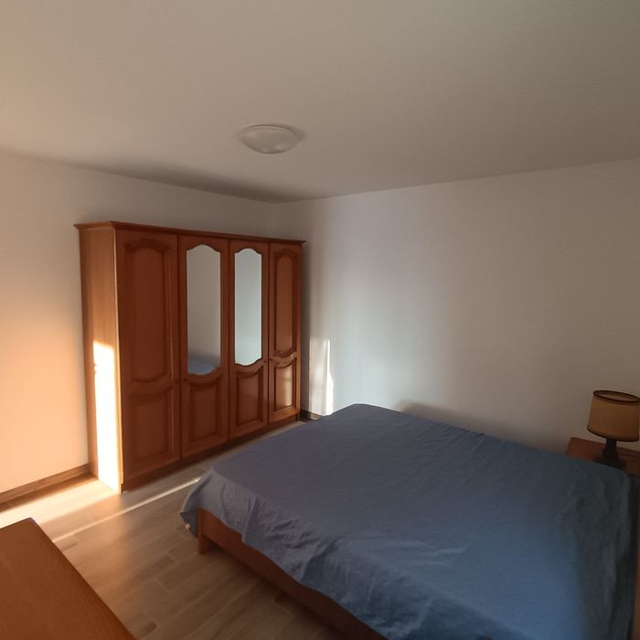 Închiriez apartament cu 3 camere la casa