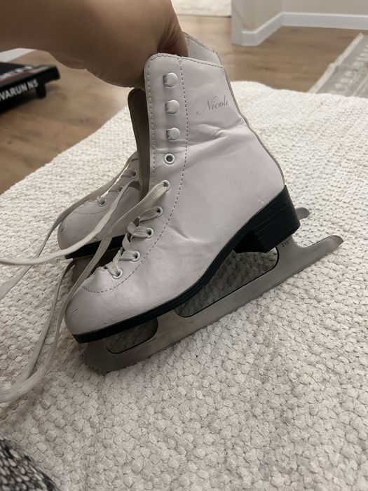 Продам коньки для фигурного катания