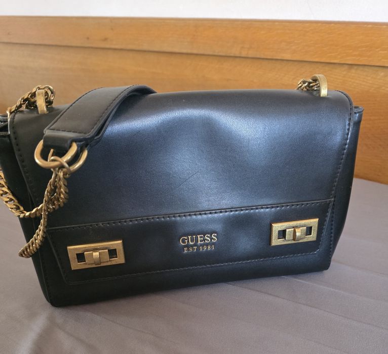 Черна чанта GUESS