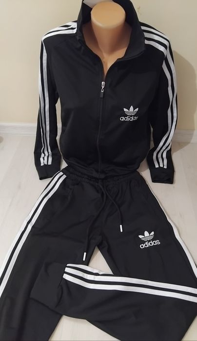 Trening  Adidas de primavara pentru femei.
