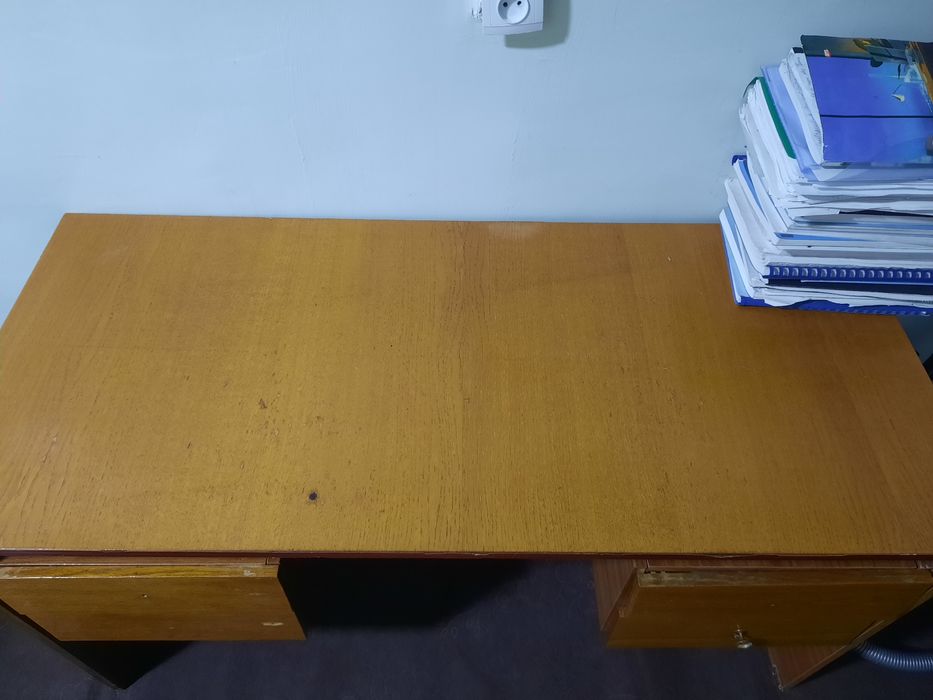 Eski, mustahkam mebel sotiladi...