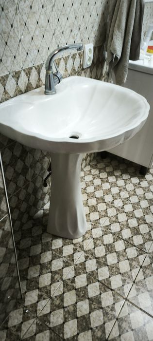 Раковина с инсталляцией