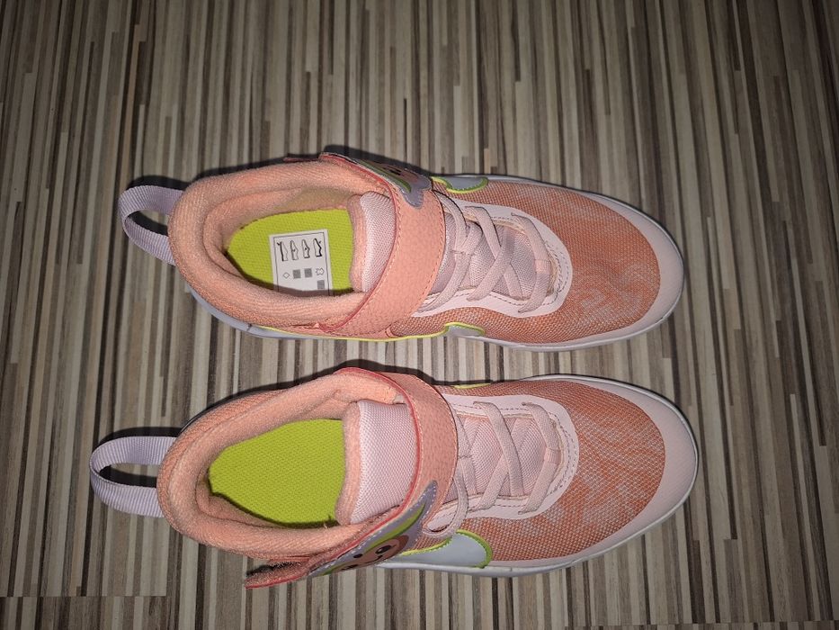 Adidași noi Nike marime 34 (uk2)