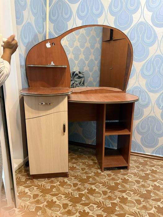 Продам стол в спальню