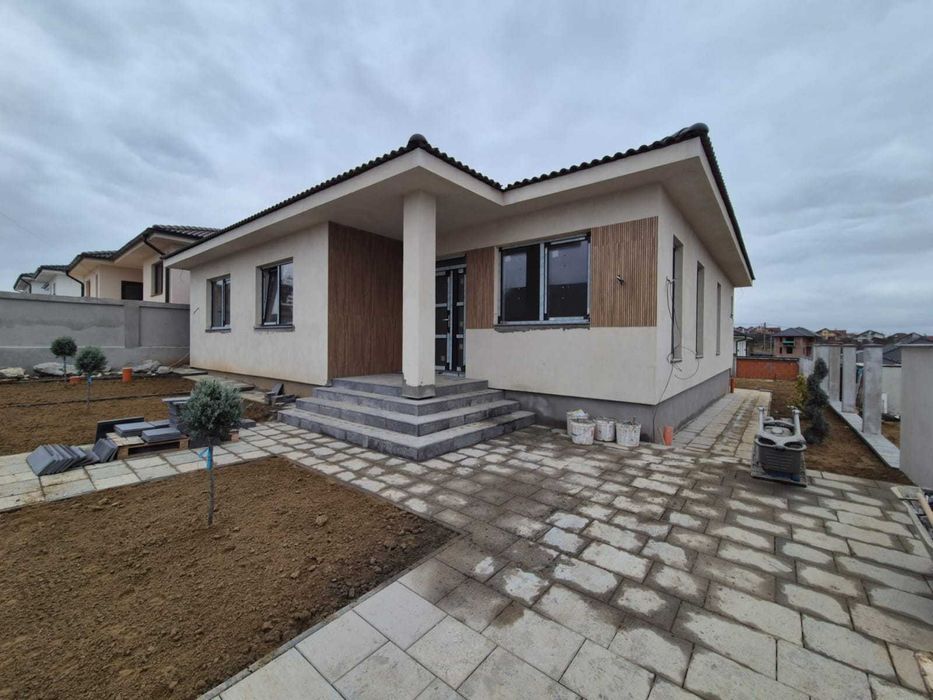 Casa moderna spatioasa cu curte, zona linistita