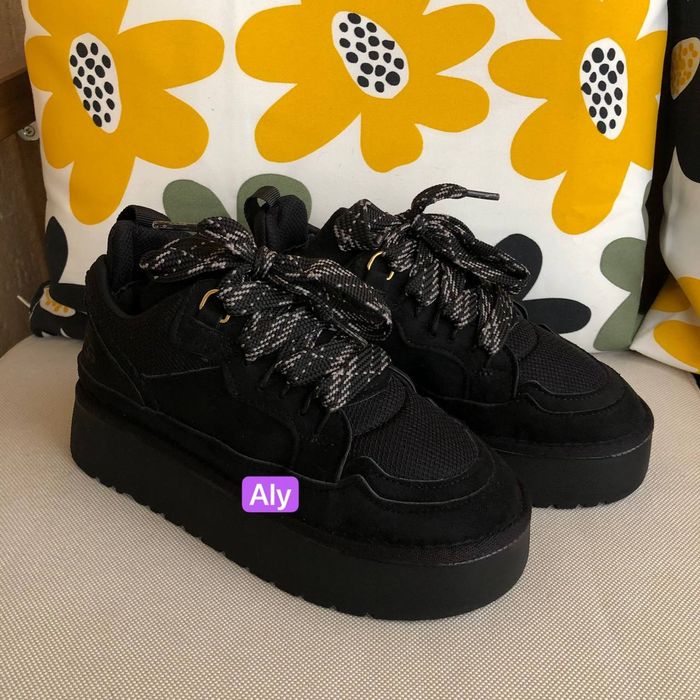 Ugg dama negre in stoc