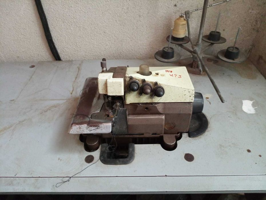 Masina de surfilat cu 3 ate