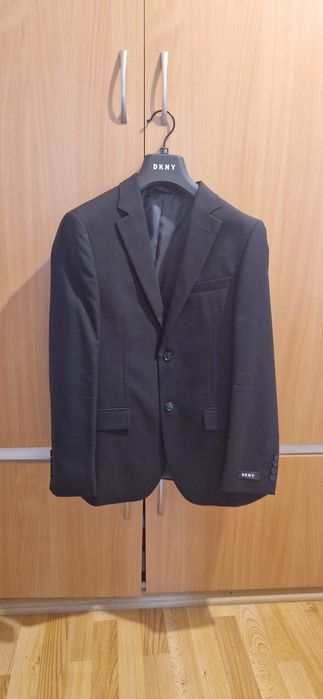 Мъжки костюм DKNY в комплект с вратовръзка и нова риза.