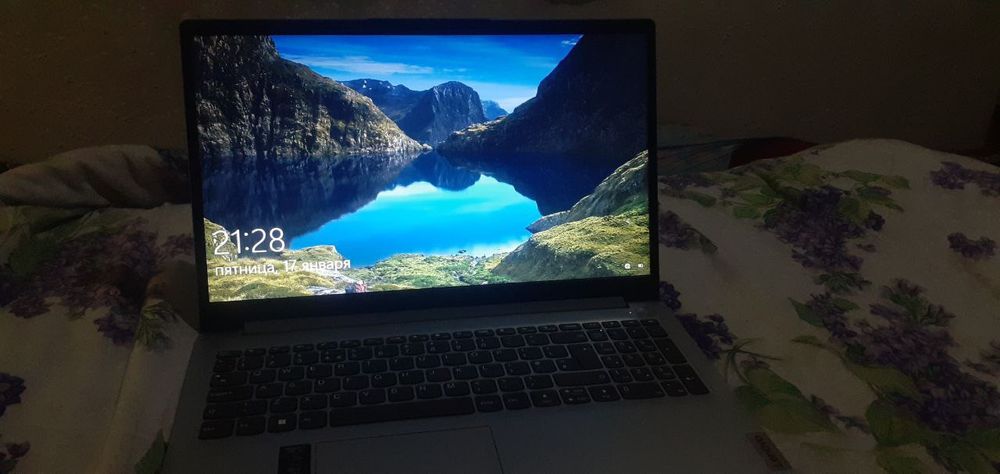 Noutbuk nomi Lenovo 1yil ishlagan holati yangi