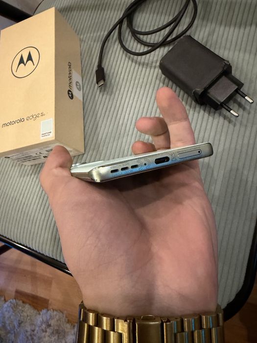 Продавам Motorola edge 40neo